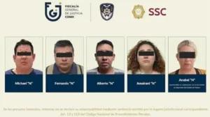 Los cinco detenidos por defraudar con falsas premios bancarios.