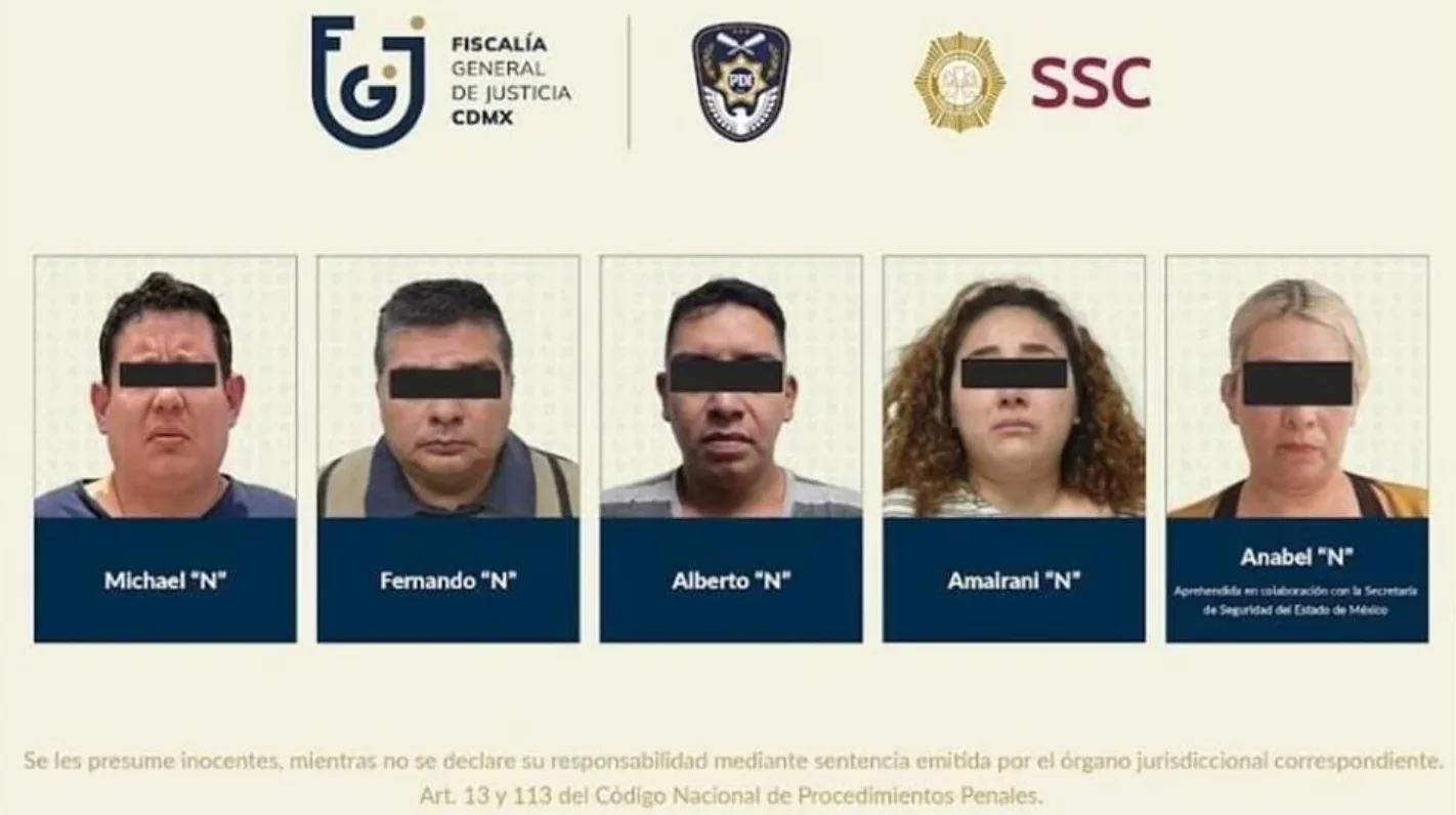 Los cinco detenidos por defraudar con falsas premios bancarios.