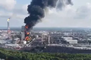 Fallas operativas e incendios desploman la producción de Dos Bocas.