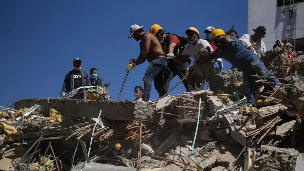 Rescatistas trabajan en busca de sobrevivientes en Colombia.