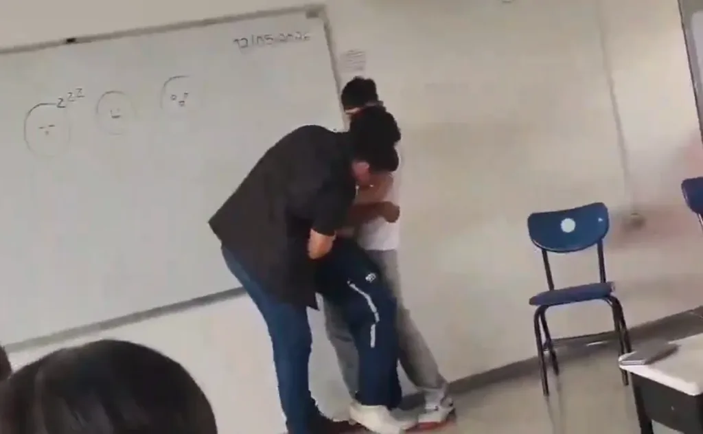 El profesor en conducta inapropiada con sus alumnos.