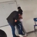 El profesor en conducta inapropiada con sus alumnos.