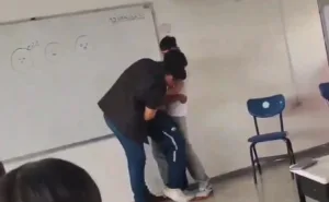 El profesor en conducta inapropiada con sus alumnos.