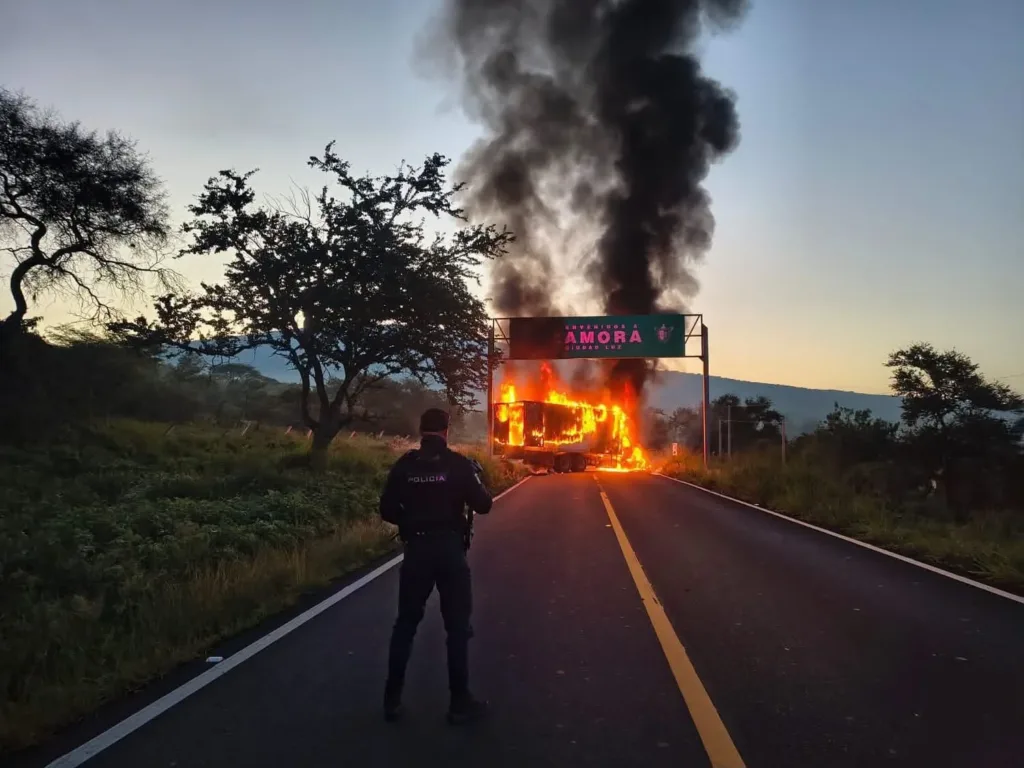 Bloqueos y quema de vehículos en Michoacán.
