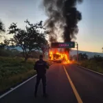 Bloqueos y quema de vehículos en Michoacán.