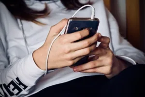 Meta impondrá límites y restricciones a menores de edad en Facebook e Instagram.
