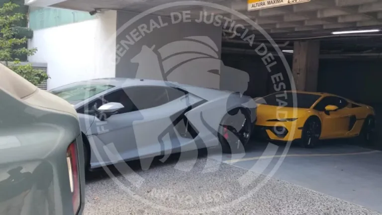 Parte de los vehículos de lujo asegurados en San Pedro, Nuevo León.