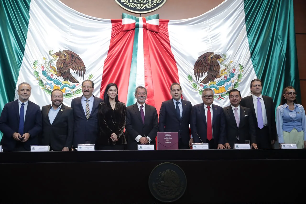 Édgar Amador, titular de Hacienda, entrega el Paquete Económico 2027.
