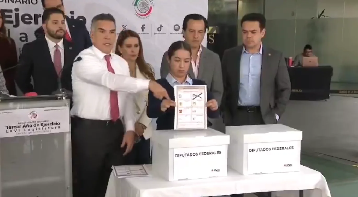 Alito Moreno muestra la imposibilidad de introducir las boletas planchadas a la urna.