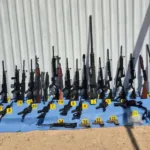 El arsenal decomisado a los presuntos delincuentes.