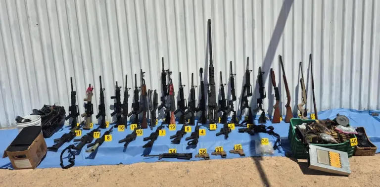 El arsenal decomisado a los presuntos delincuentes.