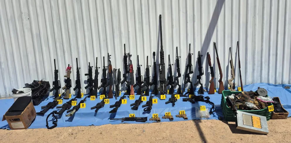 El arsenal decomisado a los presuntos delincuentes.