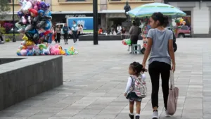 Cae la natalidad en México a niveles muy bajos.