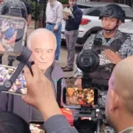 Ernesto Ruffo al llegar a su casa de Ensenada.