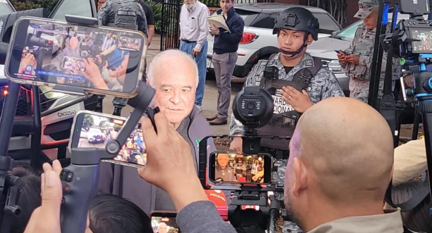 Ernesto Ruffo al llegar a su casa de Ensenada.