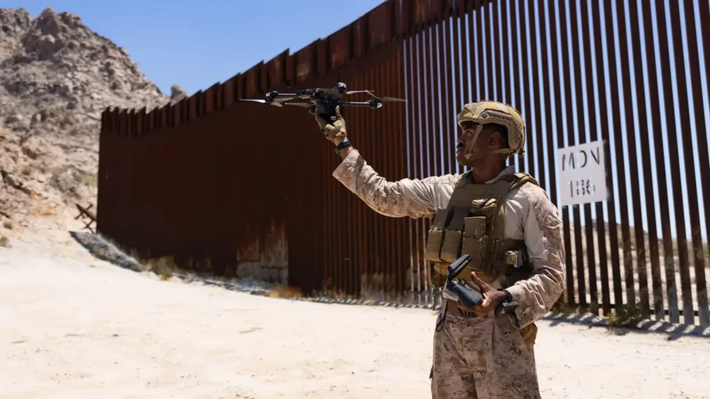 Ejército de Estados Unidos realiza pruebas antidrones en frontera con México.