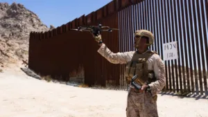 Ejército de Estados Unidos realiza pruebas antidrones en frontera con México.