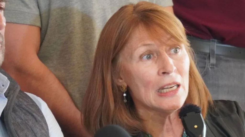 Tatiana Clouthier continúa sus reclamos contra Clara Luz Flores.