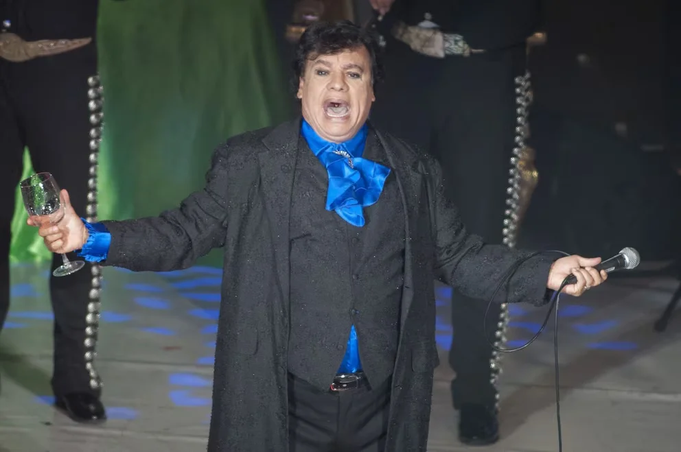La exposición "Amor eterno por siempre: Juan Gabriel" se exhibe en el tercer piso del Palacio Postal.