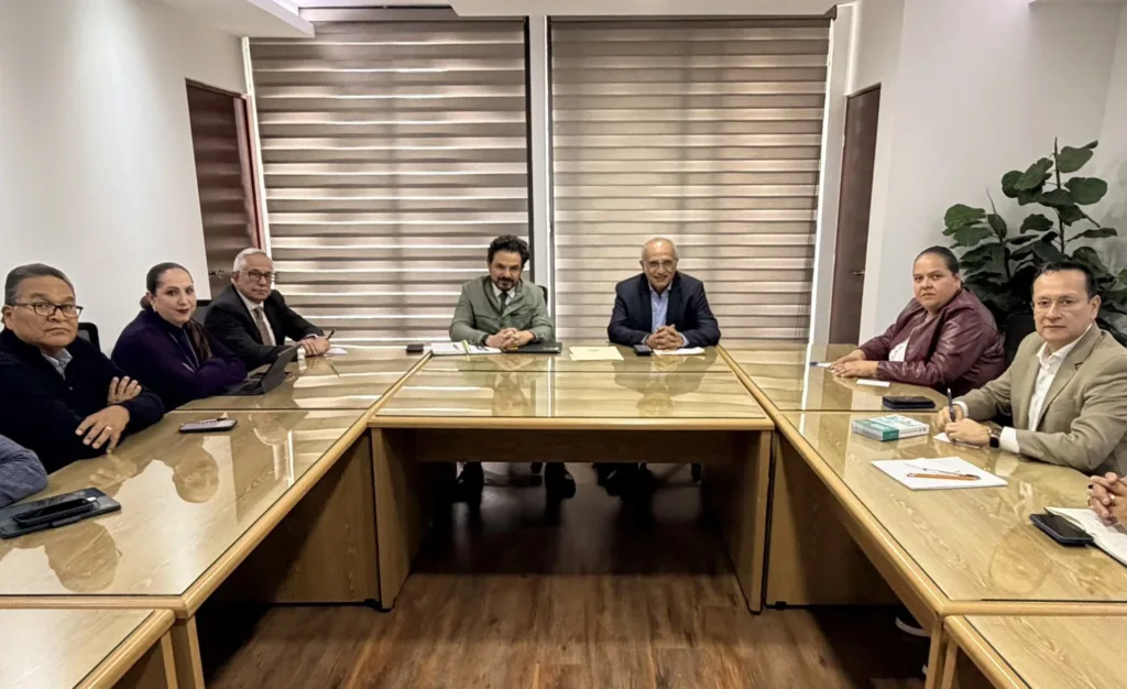 Zoé Robledo inició negociaciones con el Sindicato del IMSS sobre el incremento salarial.