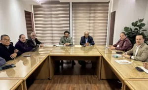 Zoé Robledo inició negociaciones con el Sindicato del IMSS sobre el incremento salarial.