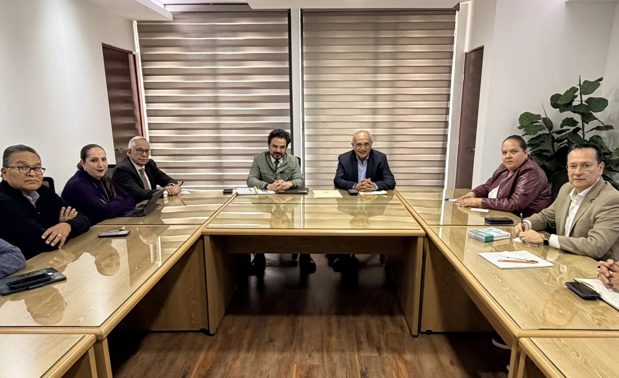 Zoé Robledo inició negociaciones con el Sindicato del IMSS sobre el incremento salarial.