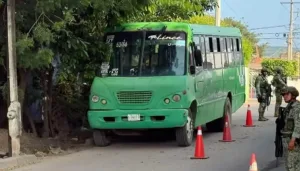 El retén militar a donde el conductor llevó el camión con los alumnos para salvarlos.