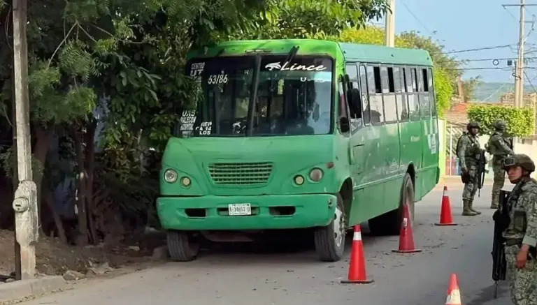 El retén militar a donde el conductor llevó el camión con los alumnos para salvarlos.