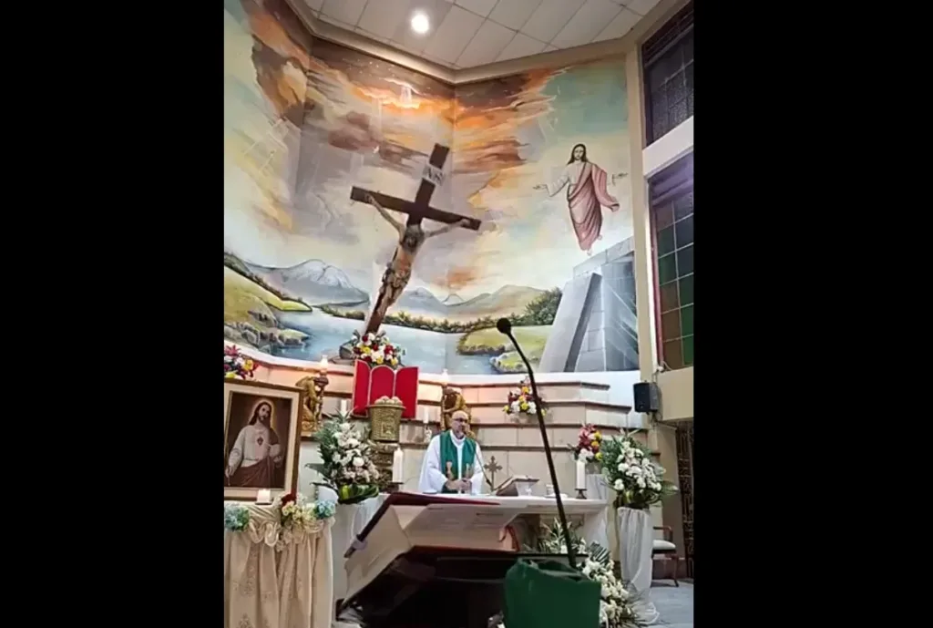 Sacerdote fallece tras caerle pesada cruz en plena misa.