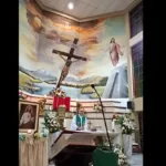 Sacerdote fallece tras caerle pesada cruz en plena misa.