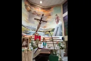 Sacerdote fallece tras caerle pesada cruz en plena misa.
