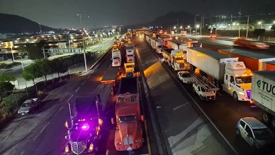 Transportistas pactan con Segob retirar bloqueos en carreteras.