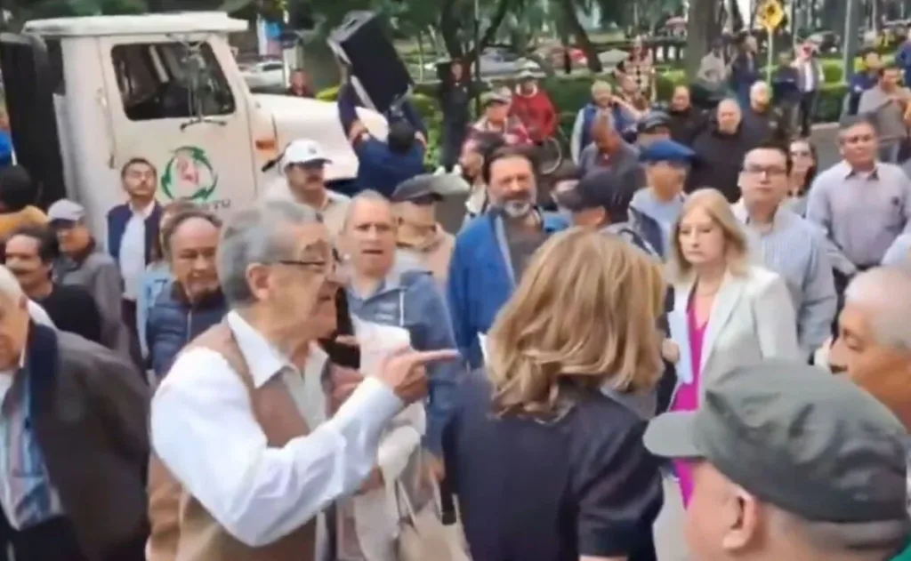 Arturo Ávila se burló del abucheo recibido por la periodista Lourdes Mendoza.