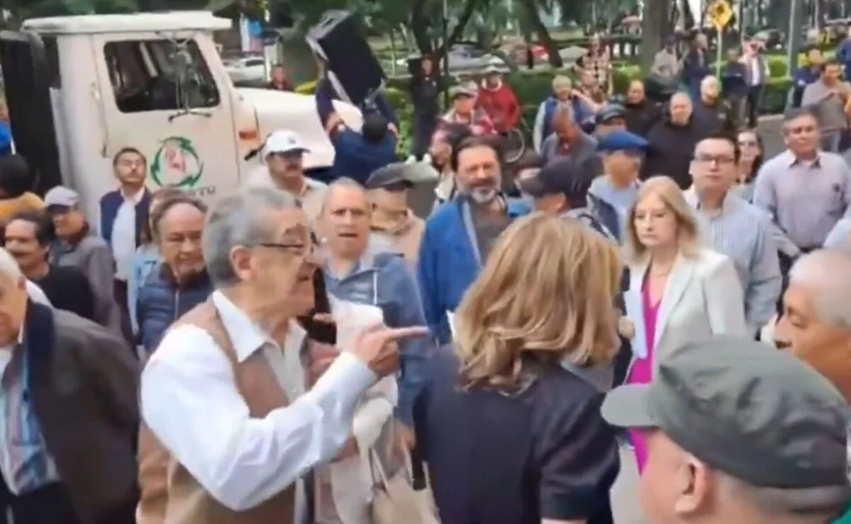 Arturo Ávila se burló del abucheo recibido por la periodista Lourdes Mendoza.